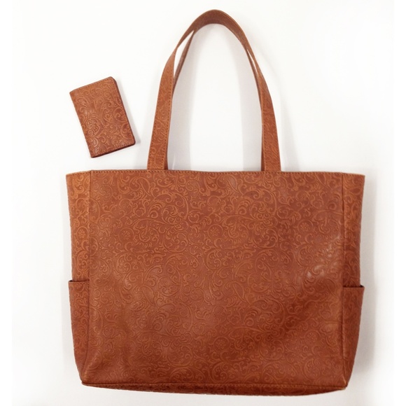 Metropolitan Museum Embossed Leather Bag & Wallet - Picture 4 of 8